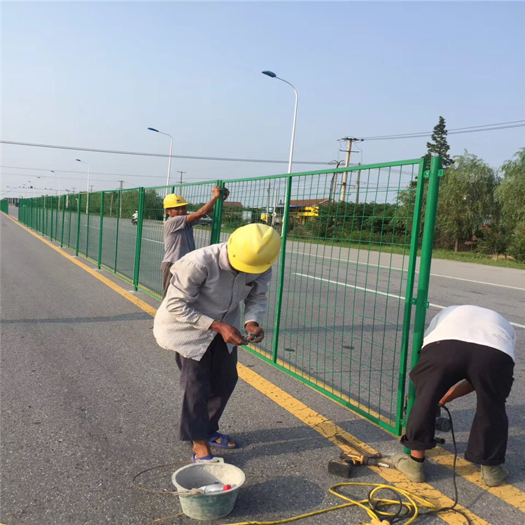 公路护栏安装